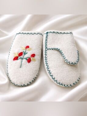 Vintage 1960s Handmade Cream Wool Felt Floral Mittens
